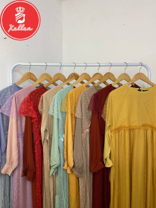 GAMIS RAYA by RGB – ORIGINAL & PREMIUM  Hadir dengan tampilan mewah elegan dan modern—siap membuatmu tampil paling anggun di setiap acara spesial.  SPESIFIKASI:  •Bahan: Crinkle Premium kombinasi Tile Butik  •Detail Tile: Tile full hingga bagian belakan