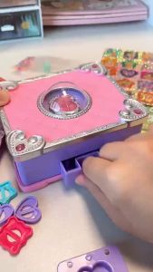 ToySt🎉 หนังสือวิเศษ🎉 DIY เครื่องสติกเกอร์ เครื่องประดับDIY ชุดทำพวงกุญแจ DIY เพื่อเล่นด้วย เครื่องประดับเด็กทำด้วย ผู้ช่วย ของ ToySt🎉 สำหรับกีฬาเด็ด 1 ชุด