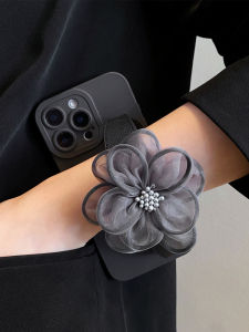 เคสโทรศัพท์ Apple แบบมีสายรัดแขนแบบมีดอกไม้สีดำและเทาพร้อมสายรัดแบบสะพายข้างสำหรับ iPhone 16 pro Max Apple 17 pro Max