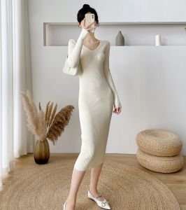 ชุดเดรสสั้นทรงเข้ารูปคอวีสไตล์ย้อนยุคฝรั่งเศสสำหรับผู้หญิง ชุดเดรสยาวคลุมเข่าทรงเข้ารูปสีพื้น ชุดเดรสยาวคลุมเข่าคอวีสำหรับฤดูใบไม้ร่วงและฤดูหนาว