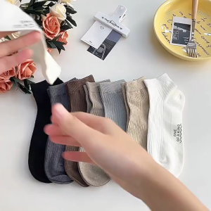 CEEKEY ถุงเท้าสำหรับผู้ชายฤดูใบไม้ผลิและฤดูร้อนสั้นกระบอกสีทึบชายถุงเท้าผู้ชายเรือ ถุงเท้าผ้าฝ้ายดูดซับเหงื่อลำลองสั้น