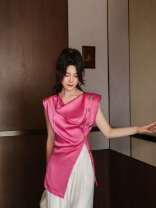 เสื้อเชิ้ตคอวีแขนกุดทรงเอเข้ารูปสไตล์ฝรั่งเศสสำหรับฤดูร้อน เสื้อผ้าทำงานผู้หญิง ผ้าซาติน สีพื้น ทรงหลวม ทรงเอ เสื้อเชิ้ตคอวีแขนกุด