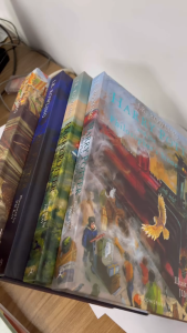 ยินดีต้อนรับ 4 ชุดหนังสือ Harry Potter สำหรับเด็ก สีของเล่มใหญ่ รูปแบบปกแข็ง ไม่มีคำถาม ที่มีอยู่ในระบบการซื้อขายออนไลน์