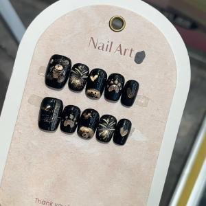 Hand-Painted Teddy Bear Nail Art Short Wearing False Nails Cat Eye Sweet Cool Black Colorful Gradient Design from Mainland China