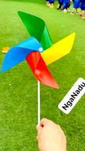 Chong chóng nhựa nhiều màu cầm tay - Chong chóng que cầm ESTLA