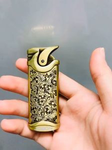 HỘP QUẸT-BẬT LỬA GA KHÒ KHẮC NỔI HỌA TIẾT HOA VĂN THIẾT KẾ KIM LOẠI