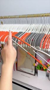 ไม้แขวนเสื้อพลาสติกABS ไม้แขวนขอบกันลื่น แขวนผ้า รุ่นกันลื่น แขวนสายเดี่ยว มีให้เลือก 4 สี ยืดหยุ่นได้รุ่น N9