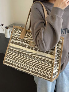 Trendy Large Capacity Tote Bag Womens Crossbody Travel Commuting Bag Fashionable Lunch Bag Durable Cotton Linen Material