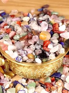 Đá thạch anh nhiều màu vụn tự nhiên 100% (300g) Vụn đá phong thuỷ đã mài nhẵn bóng trang trí thanh tẩy bài tarot Thạch anh vụn ngũ sắc