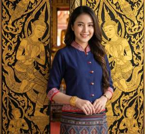 เสื้อพื้นเมืองผู้หญิงคอจีนแต่งแถบผ้าทอลาย