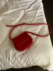 กระเป๋าสะพายข้างทรงม้าสีแดง 2024 กระเป๋าสะพายข้างแบบลำลองสำหรับผู้หญิง กระเป๋าสะพายข้างหนัง PU ขนาดเล็ก วัสดุ PU แฟชั่น