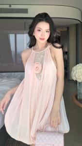 Set váy bí lụa hồng phối hoa cài Khiết Style thiết kế cổ yếm đính đá sang chảnh mix cùng quần lụa rời kín đáo KS246