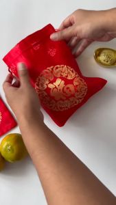 (พร้อมส่ง) ถุงผ้าสีแดง แบบหูรูด ปักอักษรจีนมงคล สำหรับใส่ของมงคล ใส่ของรับไหว้ ใส่ส้มตรุษจีน