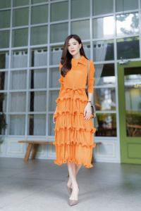 เดรสตัวยาวอัดพลีททรงสวยงาม อลังกาล ด้วยแพทเทิร์นแขนยาว 😍 คอปกเฉียง เกร๋กรุบ 👏🏻👏🏻 แต่งระบายรอบตัวถึง 5 เลเยอร์  เพิ่มลูกเล่นด้วย สายผูกเอว ดีเทลแน่นๆๆๆ ไฮโซวววว 💫💫💫💫💫 เทียบงานแบรนด์ เริ่ดๆได้เลย  ผ้าเนื้อนุ่ม ใส่สบาย  งานสวยมว้ากกกกก 😉 ตระการตา