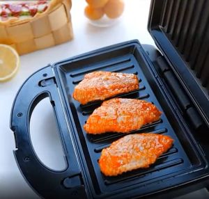 Electrolux เครื่องทำแซนวิชอาหารเช้าอัตโนมัติเครื่องทำขนมปังอาหารเช้า Smart Home สองด้าน ควบคุมอุณหภูมิ 2 ปี ฟรี