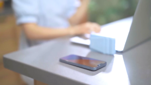 [SG Seller] MOMAX Q.MAG Power 15W 10000mah Magnetic Wireless Battery Pack With Stand Fast Charging Macaroon Colors