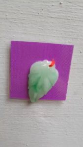 [HCM]????????  Mặt Dây Chuyền Hình Chiếc Lá Trắng Bóng Xíu Xanh Lá Ở Giữa 100% Đá Cẩm Thạch Tự Nhiên C27mm x N18mm x Dầy 5mm Nữ Bọc Làm Mặt Dây chuyền Vàng đeo đẹp lắm có 399k ạ