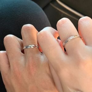 แหวนคู่ Moebius Ring ชุบทองบริสุทธิ์ แหวนคู่รัก ดีไซน์เฉพาะตัว สุดเก๋ เครื่องประดับแฟชั่นสำหรับผู้หญิง