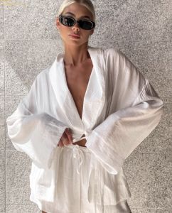 ชุดสูท2ชิ้นสำหรับผู้หญิงชุดเสื้อผ้ากางเกงขาสั้นเอวสูงหลวมหรูหราแฟชั่นชุดคลุมเสื้อลูกไม้แขนยาวแบบลำลองสีขาว