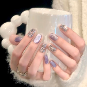 เล็บแต่งตัวแบบสวมใส่สีม่วง ประดับเพชรเล็กๆ ประดับเพชรแบบสวมใส่ ผลิตจากจีนแผ่นดินใหญ่ สำหรับผู้หญิง