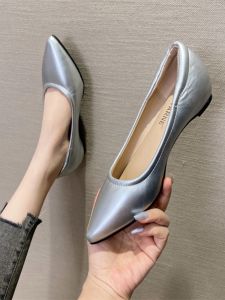 เงินที่มองไม่เห็น Wedge Heel รองเท้าทํางานสําหรับผู้หญิงสบายตลอดทั้งวันยืน Flight Attendant แบนด้านล่าง Pointed Toe รองเท้า