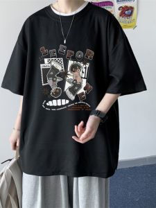 เสื้อยืดแขนสั้นพิมพ์ลายการ์ตูนสำหรับผู้ชาย ทรงหลวม สไตล์ย้อนยุค สตรีทแฟชั่น แขนห้าส่วน แฟชั่นฤดูร้อน สวมใส่สบาย