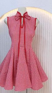 เดรสสั้นคอจีนแขนกุดสีแดง เดรสผูกโบว์คอน่ารัก คอตั้ง/กี่เพ้า ตรุษจีน ลายสก๊อตน่ารักๆ กระโปรงสั้น ป้าย PEEKANONG. (PE010)