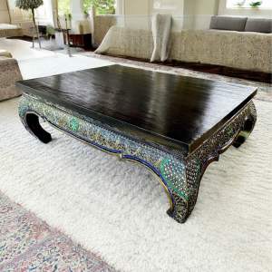 โต๊ะกลาง โต๊ะรับแขก สีดำทอง ตั่งขาคู้ (มี 3 ขนาด) กว้าง 120 x ลึก 60-80 x สูง 40 cm. โต๊ะไม้สไตล์ล้านนา ทำจากไม้จามจุรี เดินเส้นลวดลาย แต่งกระจกสี