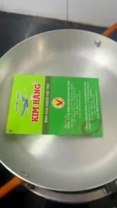 Chảo nhôm quai vàng Kim Hằng Quai nhôm tròn đặc khối màu vàng Gold được đóng ghép chắc chắn