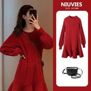 ชุดเดรสสเวตเตอร์ยาวปานกลางสำหรับผู้หญิง ฤดูใบไม้ร่วง/ฤดูหนาว 2025 ใหม่ แฟชั่นสีแดง ชุดเดรสสเวตเตอร์ถักหนา กระโปรงทรงเอเอวสูง