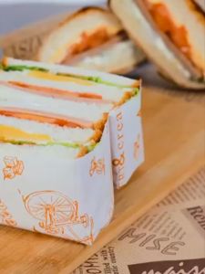 HIONE 100Pcs Food Wax Paper Sandwich Bread Burger Bento Cake Wrapper Baking 28x38CM Nonstick Oil-Paper Barbecue Fries Hamberger Wrapping Paper Food Grade Waterproof Greaseproof Home Made DIY Packing Kitchen Dining Placemat
