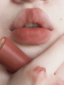 Affordable Long-lasting Velvet Lipstick for Women Student Friendly Non-stick Cup Resistant Lip Glaze Lipstick Matte Velvet Foggy