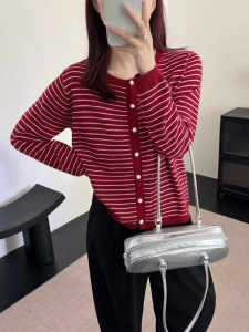 เสื้อคาร์ดิแกนถักสีแดงลายทางสำหรับผู้หญิง ฤดูใบไม้ร่วง 2025 ใหม่ แขนยาว ปกติ นุ่ม ใส่ไปทำงาน ผ้าโพลีเอสเตอร์ โพลีอะไมด์ โพลีอะไนล์