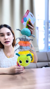 Infantino : Hug & Tug Musical Bug - โมบายหนอนดนตรี