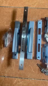 khóa tay gạt tay cong nhôm hệ xingfa và 55 vát cạnh