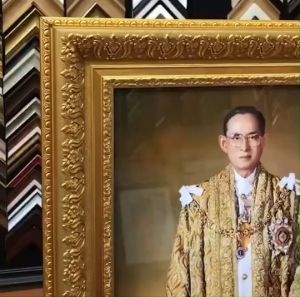 Bangkokframe-กรอบสีทองอลังการ-กรอบพร้อมภาพในหลวง-กรอบของขวัญ-ของที่ระลึก-ขนาดรวมกรอบ 58x68 cm