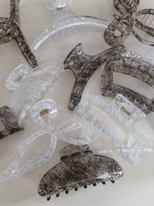 กรงเล็บผมลายลูกไม้ขนาดกลางระดับพรีเมียมพร้อมเครื่องประดับผมความรู้สึกคุณภาพการเจริญรุ่งเรือง กิ๊บกรงเล็บฉลามสไตล์ใหม่