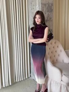 MIUCO | Bộ Đồ Không Tay Chất Liệu Như Lụa Với Nếp Nhăn Accordion và Màu Dần Biến