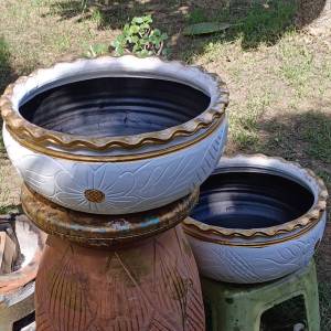 อ่างดินเผาขนาดกว้าง 14 นิ้ว ลึกประมาณ 6 นิ้ว ใช้เป็นอ่างบัว อ่างปลา อ่างน้ำพุขนาดวีดจากขอบนอกถึงขอบนอกนะคะเป็นงานปั้นอาจมีขานดเล็กลงบ้างขึ้นอยู่กับช่างที่ปั้นงานนะคะ