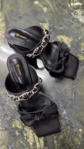 TANGO รองเท้าแฟชั่นสตรีรุ่น ROYAL รองเท้าแตะแบบสวม ตกแต่งด้วยเพชรคริสตัล ประดับโบว์ ส้นฝังมุก 2 นิ้ว