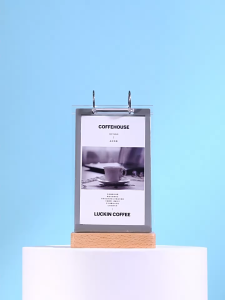 ป้ายเมนูแนวตั้ง ขนาด A4/A5/A6 พลิกกลับได้ 2 หน้า ฐานไม้ แผ่น PVC ยืดหยุ่นได้ เหมาะกับร้านอาหาร ร้านกาแฟ โรงแรม