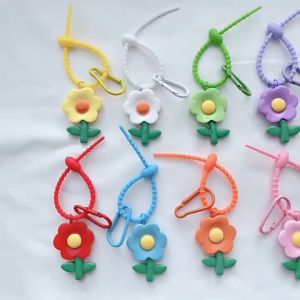 Móc khoá silicon phối hoa nhiều màu sắc gắn chìa khoá thú bông đan móc len | Xiaoxingyarn