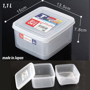 Hộp nhựa đựng thực phẩm của Nhật 1L1 có vạch chia mililit có rổ lưới bên trong nắp dẻo. 15x134x77cm. K109