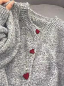 สีเทาเข้ม กระดุมหัวใจ เสื้อสเวตเตอร์ เสื้อโค้ท ผู้หญิง หลวม คอกลมถักเปิด คาร์ดิเกน เสื้อท่อนบน สไตล์เกาหลี แขนยาว ความยาวปกติ