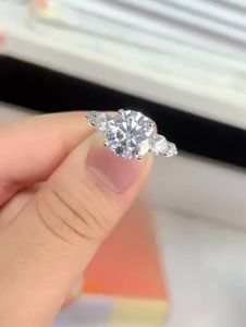 A 925 Silver 3.8 Carat Moissanite Ring Fashionable niche Versatile Mens and Womens Couple Ring Wedding Ring
