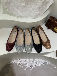 รองเท้าส้นแบนประดับเลื่อมสีเงินสไตล์ฝรั่งเศสสำหรับผู้หญิง ฤดูใบไม้ผลิและฤดูใบไม้ร่วง รองเท้าส้นแบนแบบใหม่สไตล์นางฟ้าอ่อนโยนสำหรับใส่กับกระโปรง