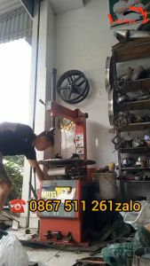 Máy ra vào lốp xe ô tô chuyên dụng