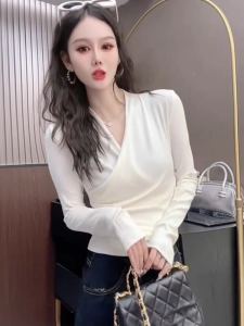 Áo Thun Nữ Tay Dài Cổ Chữ V Phiên Bản Hàn Quốc Thu Đông 2024 Mới Thon Gọn Ôm Vừa Vặn Áo Lót Cổ Chữ V Thời Trang