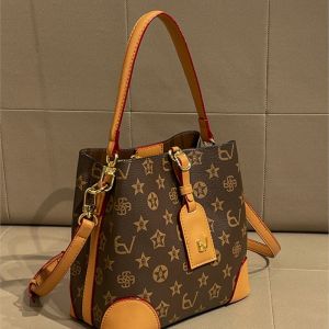 กระเป๋าถือแบรนด์หรูน้ำหนักเบากระเป๋าทรงถังดีไซน์แฟชั่นระดับไฮเอนด์2024ใหม่ฤดูใบไม้ร่วงและฤดูหนาวกระเป๋าพาดลำตัวสะพายไหล่เส้นเดียว