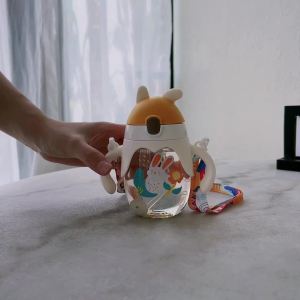 Childrens water cup cartoon straw cup anti drop cute ins high appearance can be slung diagonally kindergarten boys and girls plastic cup